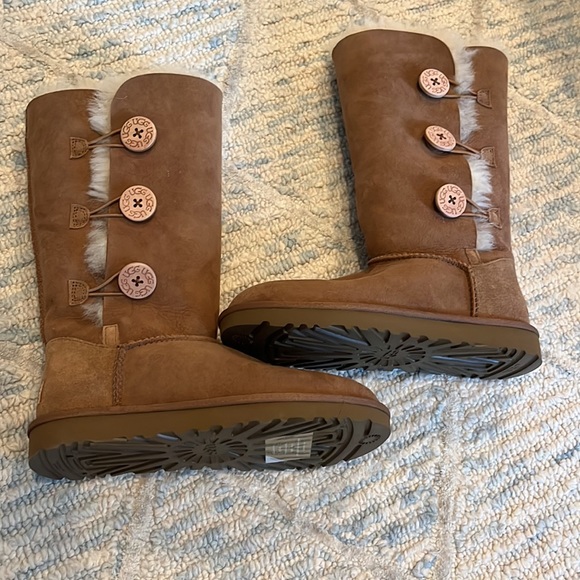 UGG Women’s Bailey Button Triplet Boot, Size: 7 US, Color: chestnut - Picture 2 of 3